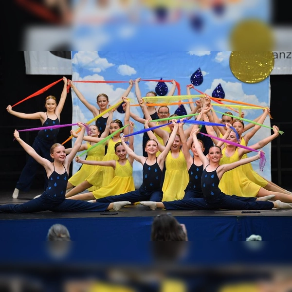Schülerklasse Charakter „Dancing Minis“ „Das Farbenspiel des Himmels“ auf der Bayrischen Meisterschaft. (Foto: ASV)