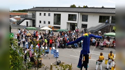 Bunt zusammengewürfelte Menschengruppen kamen miteinander ins Gespräch. (Foto: Franziskuswerk)