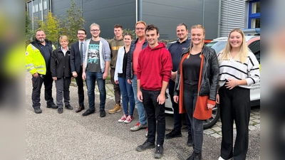 Leiter Rettungsdienst Martin Noß, stv. Kreisvorsitzende Angelika Gumowski, Kreisgeschäftsführer Dennis Behrendt (von li) und stv. Leiter Rettungsdienst Christoph Adler (7. von li) mit den neuen Auszubildenden. (Foto: BRK Dachau)