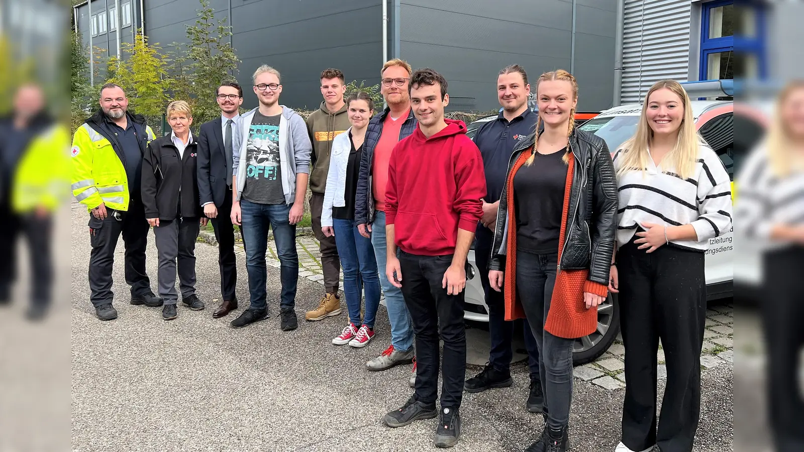 Leiter Rettungsdienst Martin Noß, stv. Kreisvorsitzende Angelika Gumowski, Kreisgeschäftsführer Dennis Behrendt (von li) und stv. Leiter Rettungsdienst Christoph Adler (7. von li) mit den neuen Auszubildenden. (Foto: BRK Dachau)