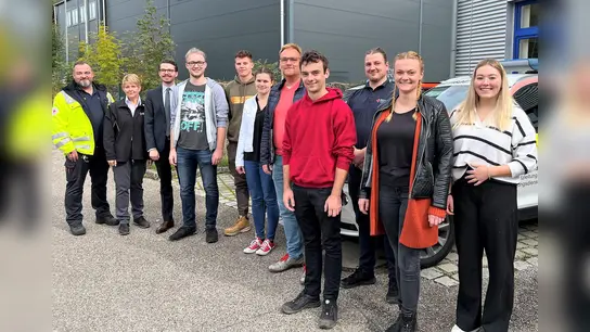 Leiter Rettungsdienst Martin Noß, stv. Kreisvorsitzende Angelika Gumowski, Kreisgeschäftsführer Dennis Behrendt (von li) und stv. Leiter Rettungsdienst Christoph Adler (7. von li) mit den neuen Auszubildenden. (Foto: BRK Dachau)