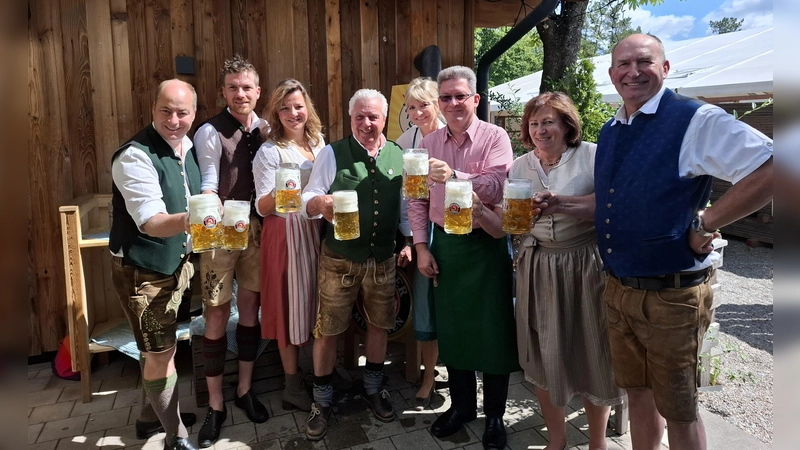 Josef Wildgruber (Paulaner Brauerei), Daniel Wechselberger, die Festwirte Julia Baehr mit Peter Brandl und ihrer Mutter Manuela Brandl, Bürgermeister Christian Bieberle, Festreferentin Christa Berger-Stögbauer und Manfred Klein, Vorsitzender des Veranstalters Siedlergemeinschaft Karlsfeld-Nord (von links) bei der Bierprobe. (Foto: jj)