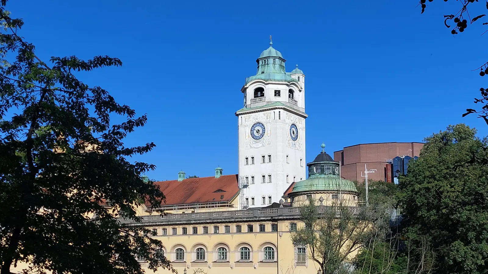 Mit dem Pass bekommt man auch vergünstigten Eintritt in die Schwimmbäder der Stadt, hier das Müller'sche Volksbad in der Au. (Foto: bas)