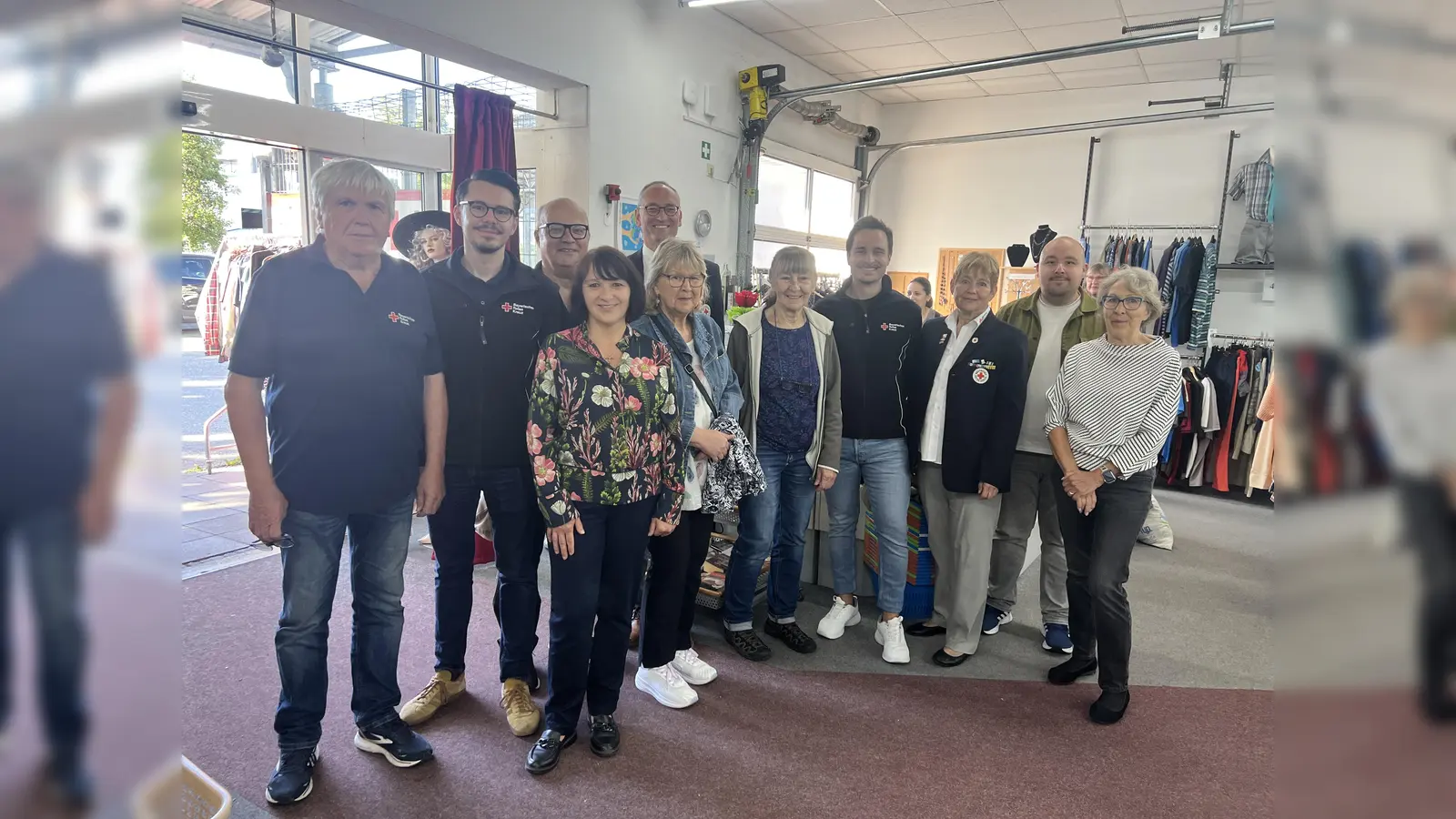 Shopleiter Günther Wolf (links), Dennis Behrendt, Andreas Millik, Beate Günzel, Gabriele Heid, Bernhard Seidenath (hinten), Renate Weger, Max Frisch, Angelika Gumowski, Timo Weiersmüller und Sonja Grieser im RotKreuzShop. (Foto: red)
