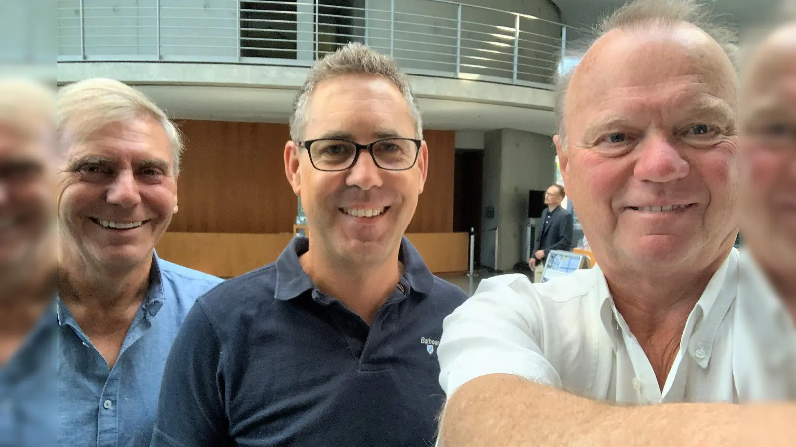 Michael Schrodi (Mitte) mit Georg Ott, Fanbeauftragter / Kassier und Roland Küspert, 1. Vorsitzender des FC Pipinsried. (Foto: Wahlkreisbüro Schrodi)