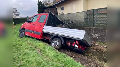 Die Feuerwehr Hebertshausen beim Bergen eines Mercedes Sprinters. (Foto: Picasa)