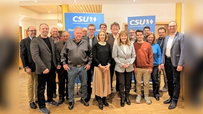 Die neugewählte Vorstandschaft der CSU Schwabhausen mit Stephanie Burgmaier (Mitte) und Bernhard Seidenath (re).  (Foto: CSU)