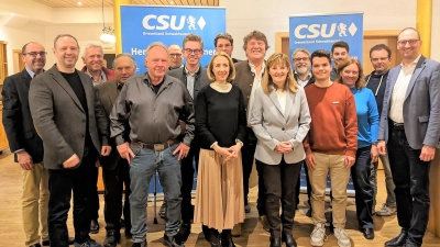 Die neugewählte Vorstandschaft der CSU Schwabhausen mit Stephanie Burgmaier (Mitte) und Bernhard Seidenath (re).  (Foto: CSU)