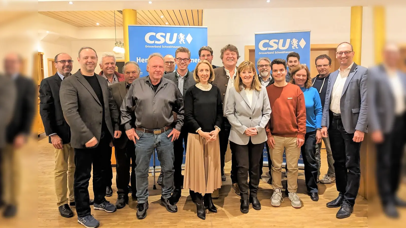 Die neugewählte Vorstandschaft der CSU Schwabhausen mit Stephanie Burgmaier (Mitte) und Bernhard Seidenath (re).  (Foto: CSU)