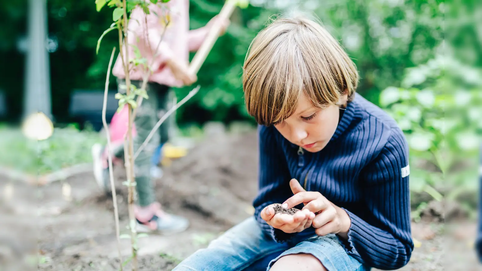 Jeder Klumpen Erde oder Sand, mit dem Kinder spielen, kann auch ein Anlass zum Fragen und Forschen sein. (Foto: Christoph Wehrer / Stiftung Haus der kleinen Forscher)