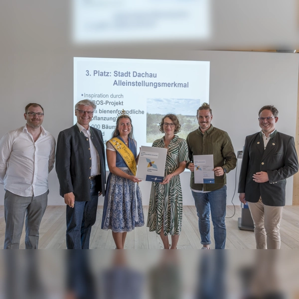 Nahmen den dritten Preis entgegen (v. l.): Christian Altenburger (Fachberater für Imkerei), Rainer Schneider (Stellvertretender Bezirkstagspräsident), Bayerische Honigkönigin „Elena I.“, Julia Wachtmeister und Johannes Frost (Stadtbauamt Dachau), Dr. Hannes Beims (Leiter der Fachberatung für Imkerei)  (Foto: Bezirk Oberbayern, Wolfgang Englmaier )