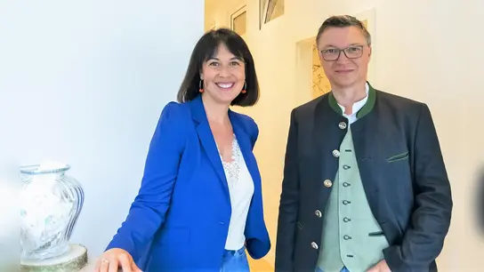 Patricia Schneider mit Schwabhausens Bürgermeister Wolfgang Hörl. (Foto: ZEITRÄUME)