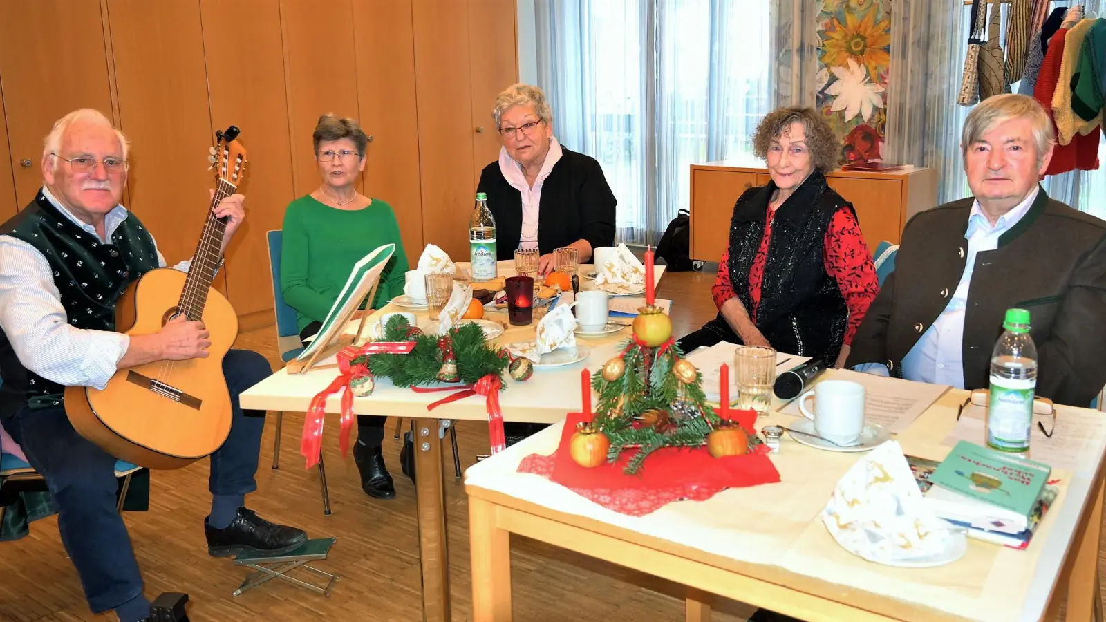 Adventsfeier Treffpunkt 50+ mit (von li) Erwin und Elfriede Hartmann, Sonja Steier, Christa Kurz und Alfons Vogelmeier. (Foto: Christine Roth)