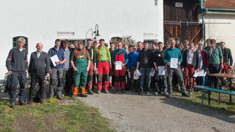 41 Auszubildende der Landwirtschaft nahmen beim diesjährigen Forstlichen Wettbewerb in Schöngeising teil.  (Foto: Brehm/AELF FFB)