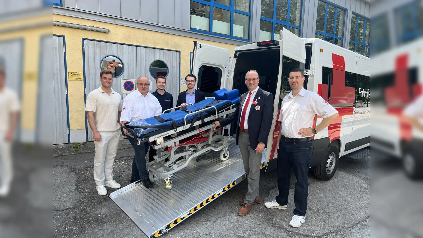Freuen sich über das neue Fahrzeug: Michael Schäfer, Wolfgang Gerstlacher, Max Frisch, Dennis Behrendt, Bernhard Seidenath und Benjamin Forster (v. l.). (Foto: BRK Kreisverband Dachau)