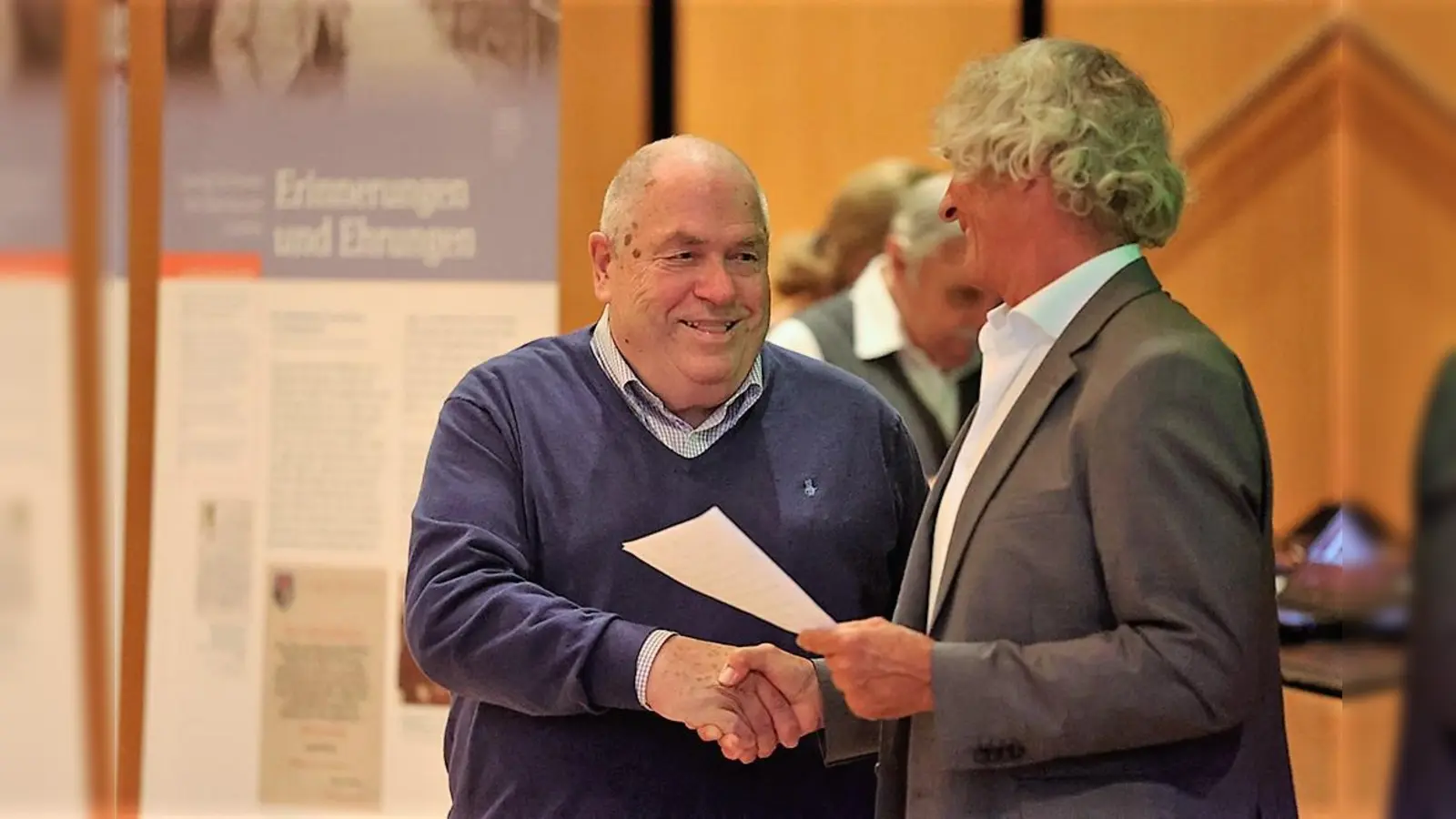 Rudi Scherer (li) ist der erste Ehrenpräsident auf Lebenszeit des ASV Dachau. (Foto: Birga Herzum )