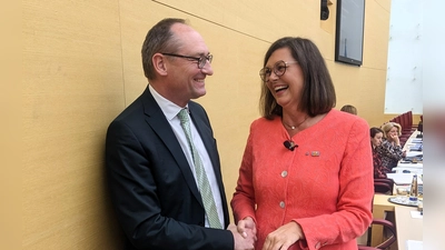 Bernhard Seidenath gratuliert Landtagspräsidentin Ilse Aigner zur Wiederwahl. (Foto: privat)