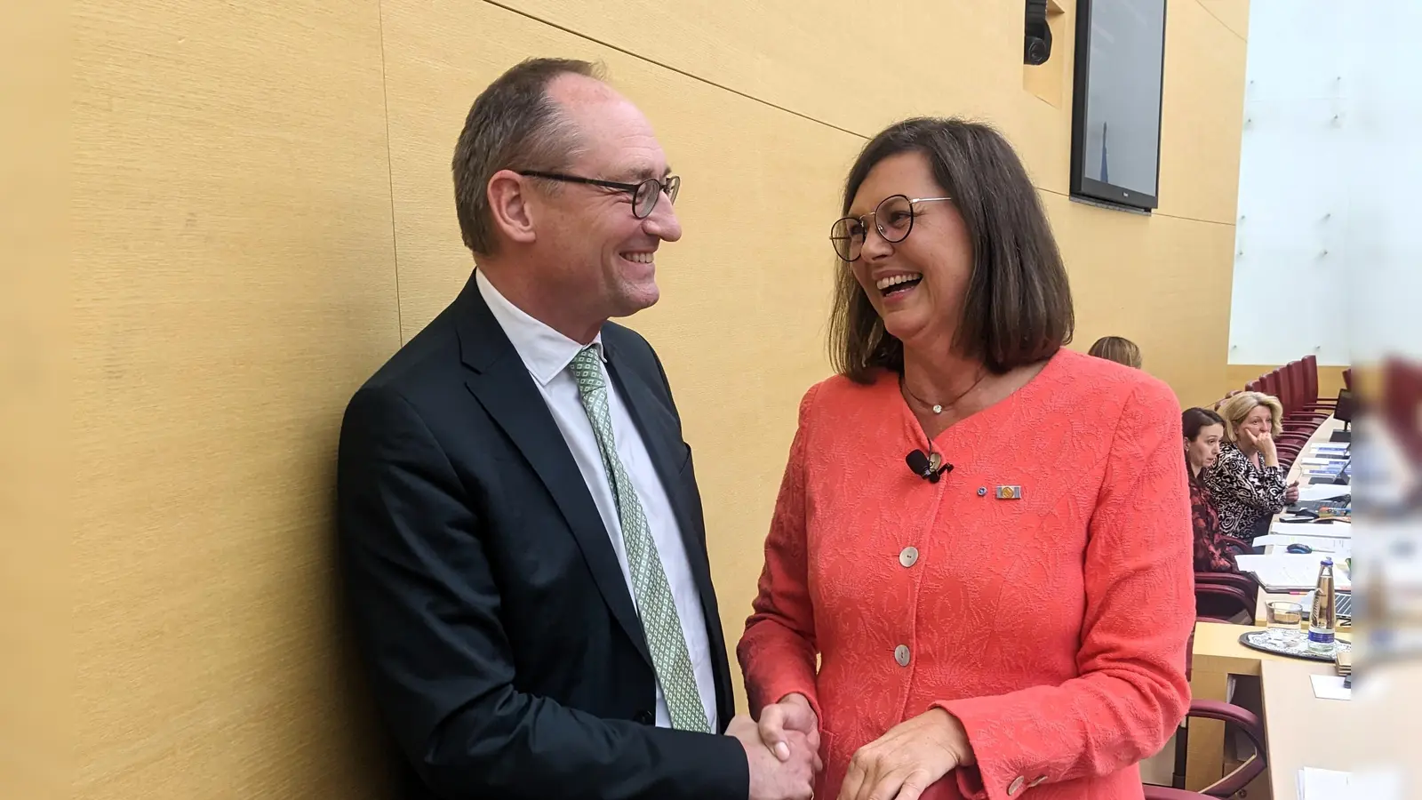 Bernhard Seidenath gratuliert Landtagspräsidentin Ilse Aigner zur Wiederwahl. (Foto: privat)