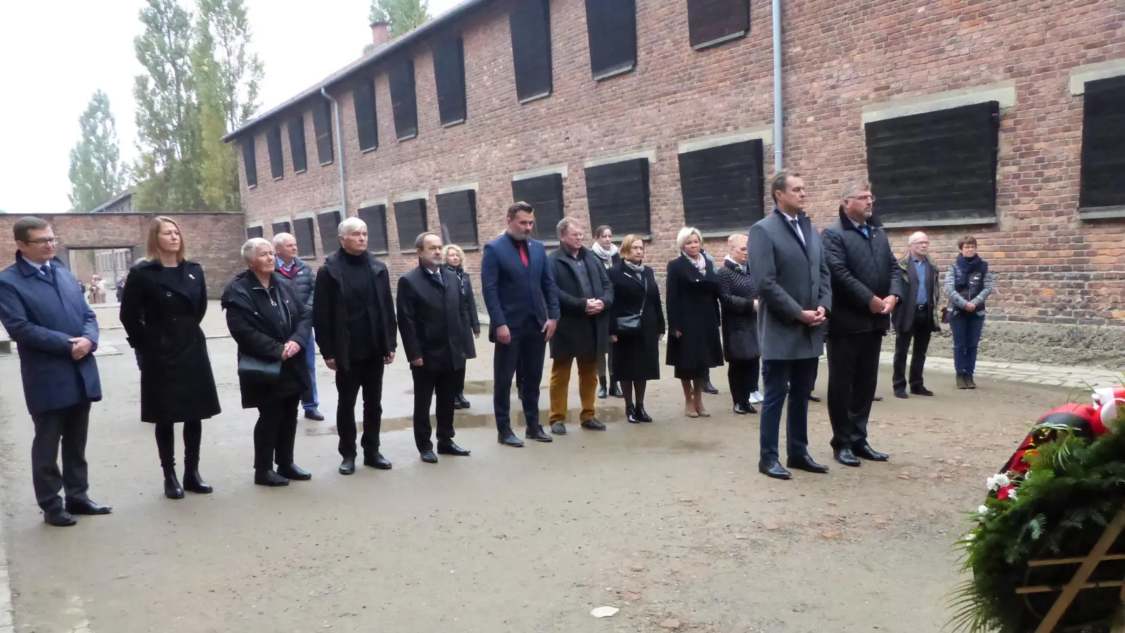 Gemeinsame Kranzniederlegung der Dachauer Delegation mit den Freunden aus dem Partnerlandkreis Oświęcim. (Foto: Melitta Fischer)