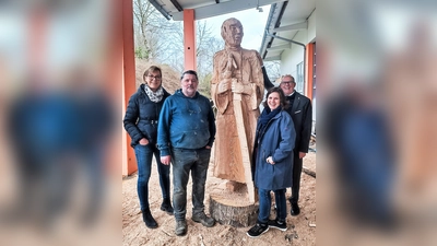 Susanne Allers, Clemens Heinl, Susanne Köhler und Wilhelm Liebhart (von li) mit der fast fertigen Skulptur. (Foto: Marianne Liebhart)