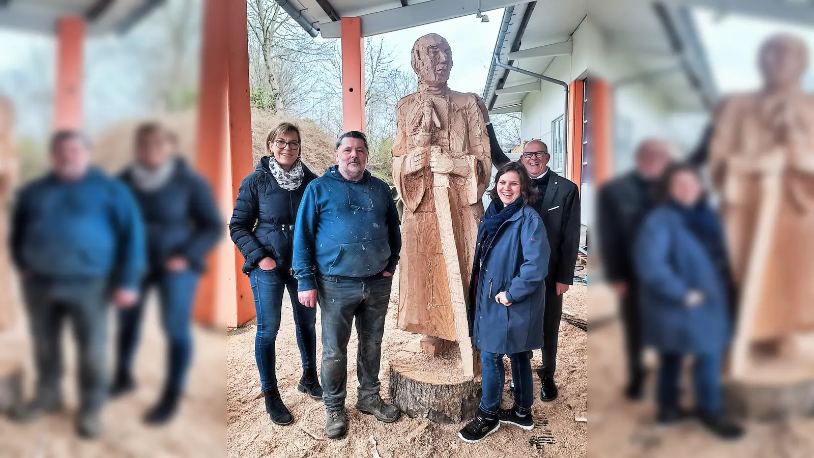 Susanne Allers, Clemens Heinl, Susanne Köhler und Wilhelm Liebhart (von li) mit der fast fertigen Skulptur. (Foto: Marianne Liebhart)
