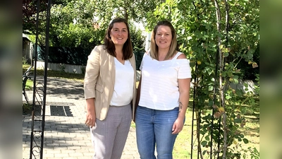 Laura Kellerhoff (li), neue Direktorin im Kursana Domizil Dachau, und Juliane Kniese, die neue Pflegedienstleiterin.  (Foto: Kursana)