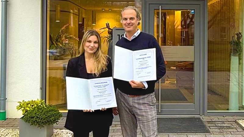 Katharina Neusiedler und Inhaber Ralf Hanrieder mit ihren Urkunden. (Foto: Hanrieder)