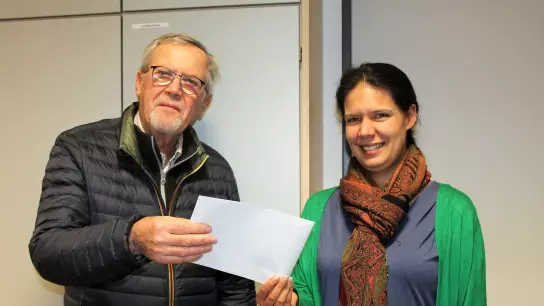 Helmut Schuh übergibt Sarah Kothai die Spende über 500 Euro.  (Foto: KA)