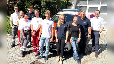 Die neu ausgebildeten Sanitäterinnen und Sanitäter (von li) Yannik Schmidt, Emilia Heller, Pia Gregorzewski, Florian Wohlmuth, Florian Schröder, Niklas Schönwetter, Celine Bofinger, Daniela Kiener mit Michael Karlstetter und Dennis Behrendt.  (Foto: BRK Dachau)