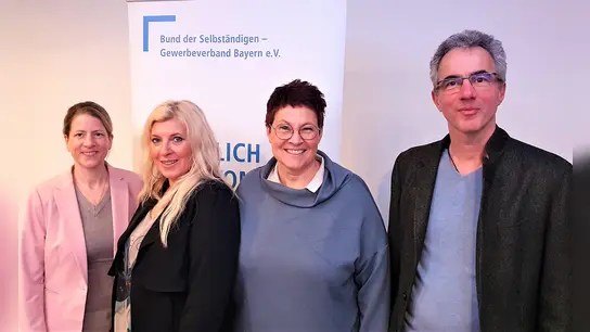 Neu gewählt (von li) Nicole Schön, Daniela Missere und Isabel Seeber mit Wahlleiter Uwe Jennerwein. (Nicht auf dem Foto ist Dr. Stefan Müller) (Foto: chk)