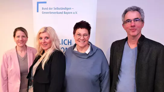Neu gewählt (von li) Nicole Schön, Daniela Missere und Isabel Seeber mit Wahlleiter Uwe Jennerwein. (Nicht auf dem Foto ist Dr. Stefan Müller) (Foto: chk)