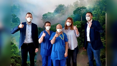 Arbeit und Spaß im Team: Pflegedirektor Martin Endres (li) mit Kolleginnen und Pflegebereichsleiter Alexander Groß (re). (Foto: Helios)