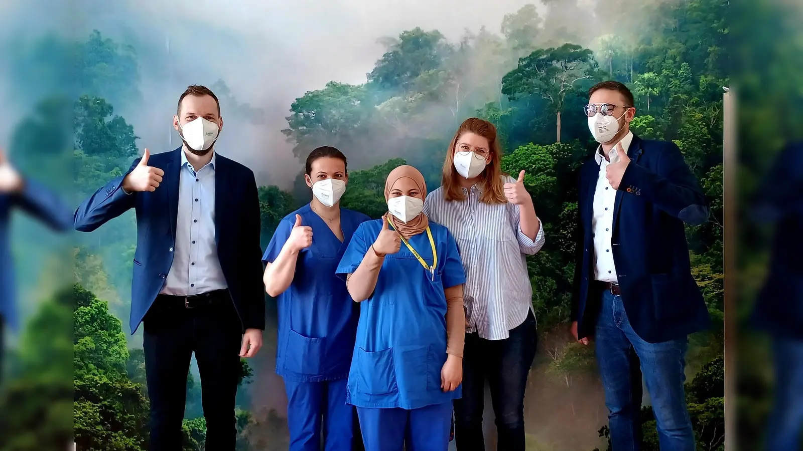 Arbeit und Spaß im Team: Pflegedirektor Martin Endres (li) mit Kolleginnen und Pflegebereichsleiter Alexander Groß (re). (Foto: Helios)