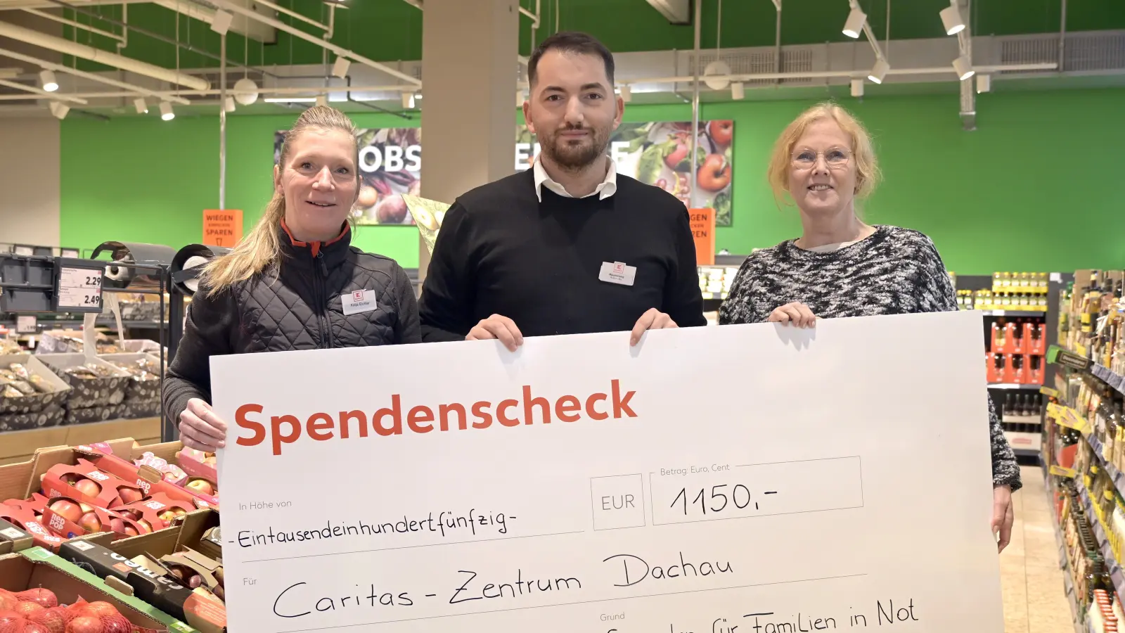 Scheckübergabe bei Kaufland mit (von li) Katja Eichler, Ardijan Uka und Brigitte Schnock. (Foto: Caritas)