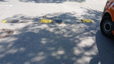 Auf Höhe Hausnummer 6 haben Unbekannte die Schwellen entfernt. (Foto: Gemeinde Karlsfeld)