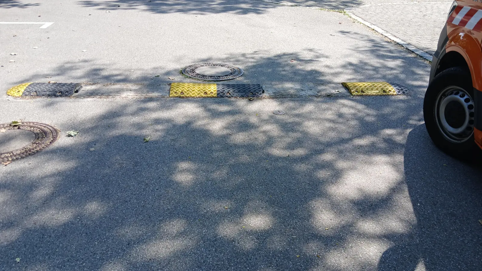 Auf Höhe Hausnummer 6 haben Unbekannte die Schwellen entfernt. (Foto: Gemeinde Karlsfeld)