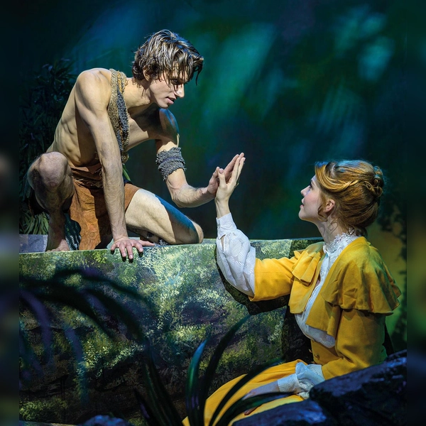 Begegnung zweier Welten: Tarzan und Jane nähern sich an. (Foto: Theater Liberi/Nilz Böhme)