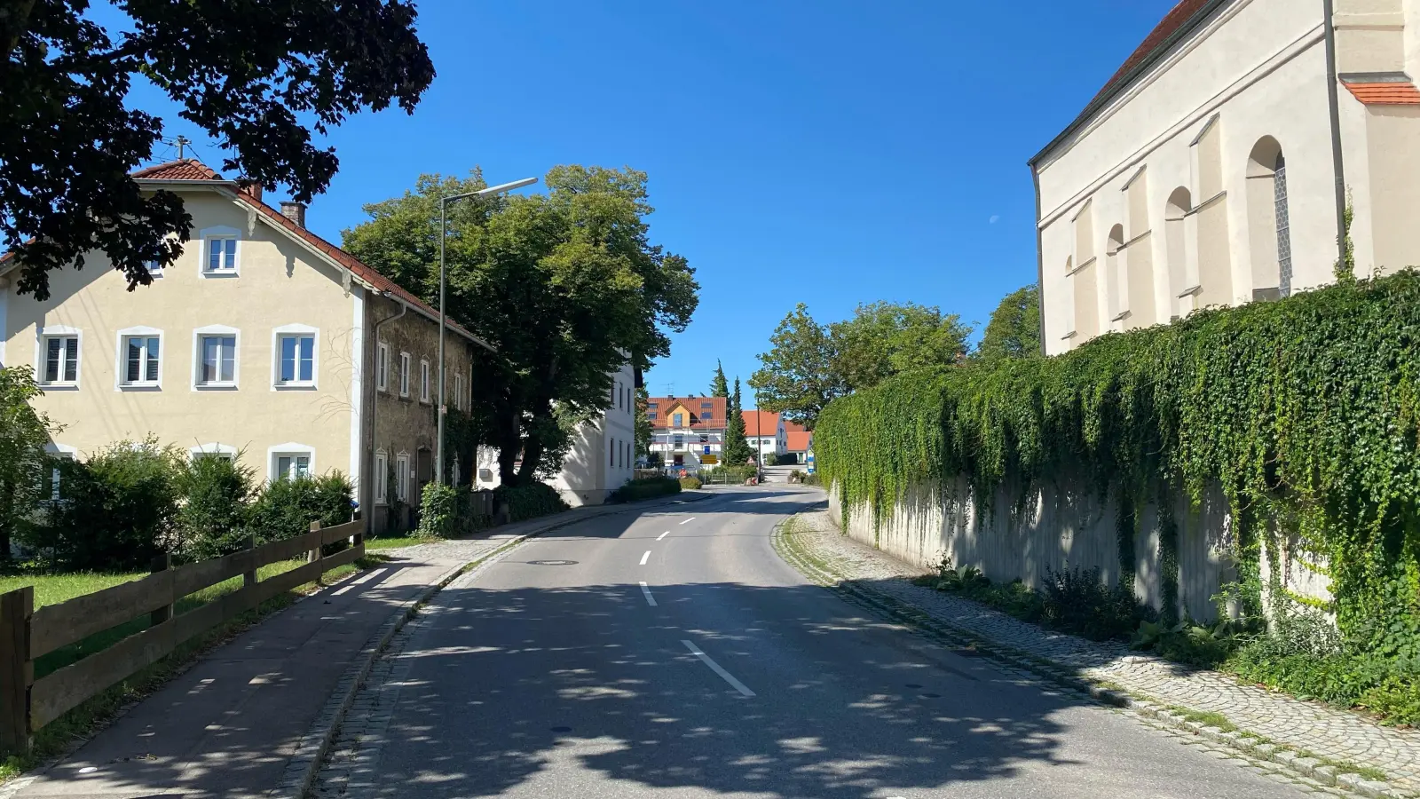St 2054 Ortsdurchfahrt Einsbach: Am Standort der Kirche wird eine Fußgängerampel errichtet. (Foto: Bauamt Freising)