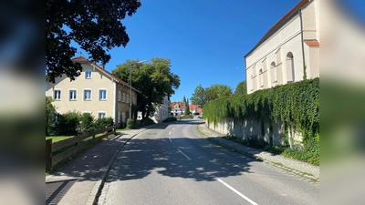St 2054 Ortsdurchfahrt Einsbach: Am Standort der Kirche wird eine Fußgängerampel errichtet. (Foto: Bauamt Freising)