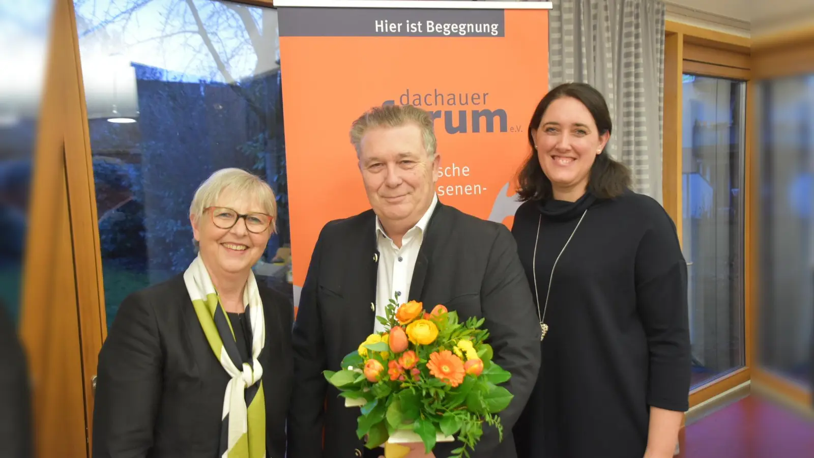 Vorsitzender Gerhard Haszprunar veranschiedet Geschäftsführerin Annerose Stanglmayr (l.). Madeleine Schenk (r.) übernimmt.  (Foto: Dachauer Forum)