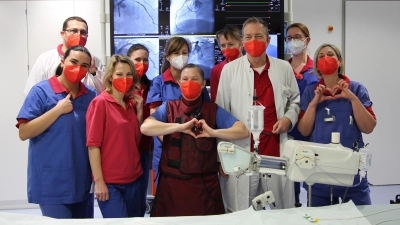 Chefarzt Priv.-Doz. Dr. Bernhard Witzenbichler und sein Team tragen Rot, um auf Herzerkrankungen bei Frauen aufmerksam zu machen. (Foto: Helios)