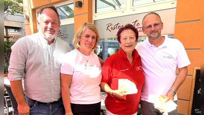 Spendenübergabe mit (von li) Wolfgang Rönsch, Chiara, Edda Drittenpreis und DrNia. (Foto: BRK Dachau)