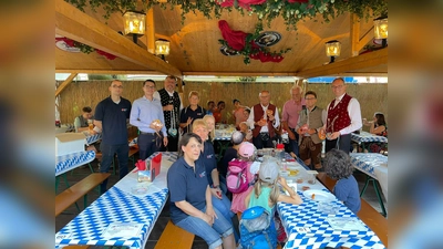 Gemeinsamer Nachmittag mit bedürftigen Kindern (von li): Stefan Tezner, Dennis Behrendt, Stefan Löwl, Angelika Gumowski, Josef Mederer, Rudi Stauss, Florian Hartmann und Bernhard Seidenath. (Foto: BRK Dachau)