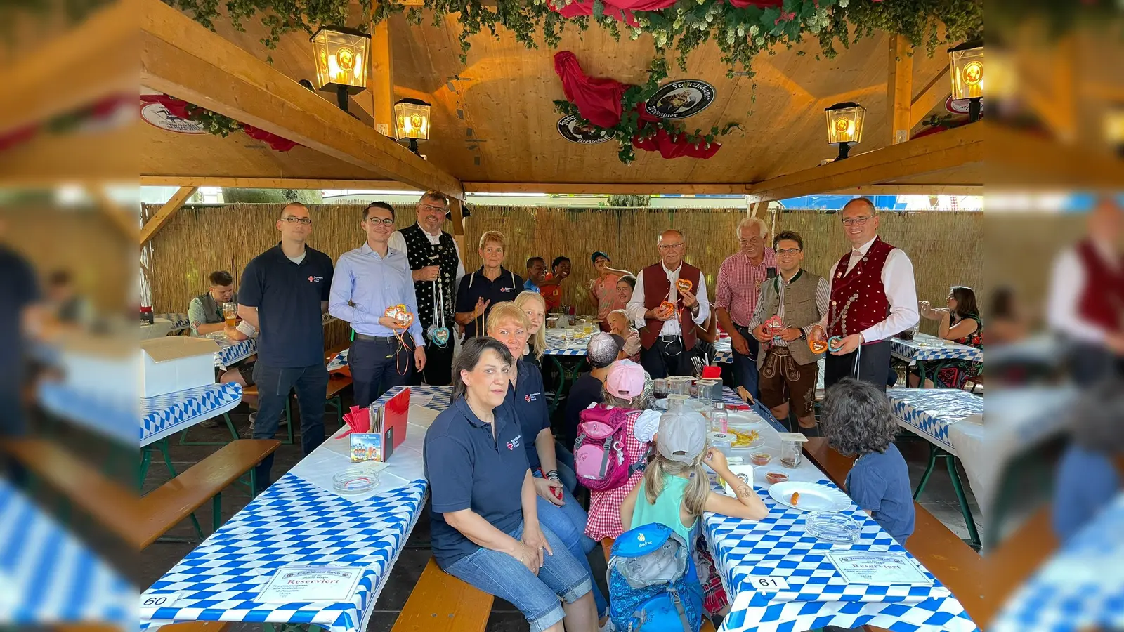 Gemeinsamer Nachmittag mit bedürftigen Kindern (von li): Stefan Tezner, Dennis Behrendt, Stefan Löwl, Angelika Gumowski, Josef Mederer, Rudi Stauss, Florian Hartmann und Bernhard Seidenath. (Foto: BRK Dachau)