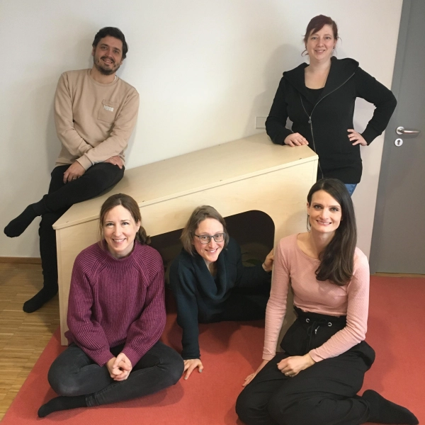 Freuen sich über die Spielsachen für die Kinder: Natascha Rac-Stöss, Christoph Benedix (oben) und (unten von links) Bianca Metzner, Susanne Bellmann und Beate Niethammer. (Foto: Kinderhaus)