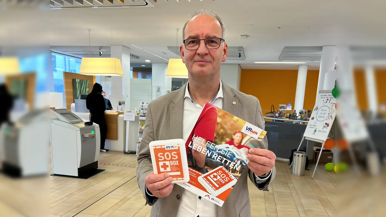 VR-Pressesprecher Martin Richter stellt die SOS-Box vor. (Foto: VR-Bank Dachau)