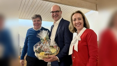 Die Vorsitzenden Stephanie Burgmaier und Stefan Kolbe überreichen ihrem Gast Michael Kießling (MdB) als Dank für sein Kommen einen Präsentkorb mit lokalen Schmankerln. (Foto: CSU)