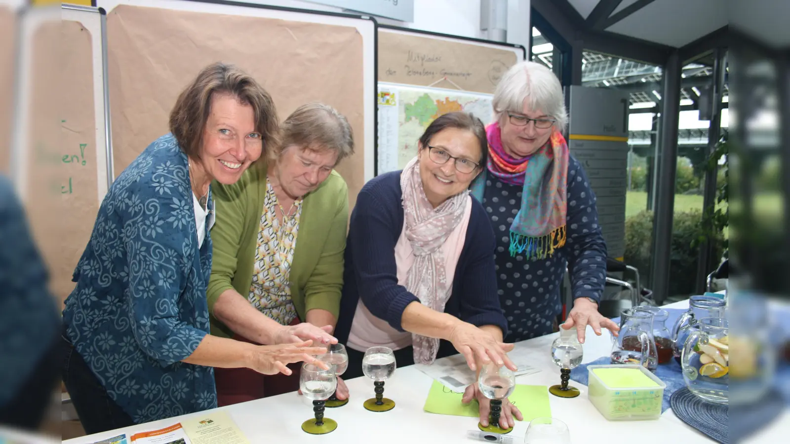 Vor zwei Jahren brachten die Vorstandsmitglieder der Petersberg-Gemeinschaft (von links) Katharina Balle-Dörr, Clara Daum, Anne Sedlmair und Barbara Gronegger das Wasser in Weingläsern zum Klingen. (Foto: KLVHS Petersberg )