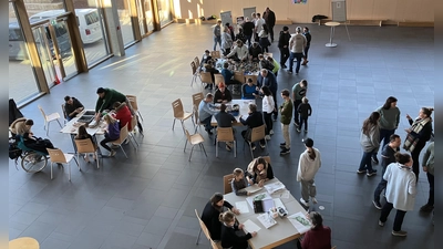 70 Teilnehmerinnen und Teilnehmer aller Altersklassen beteiligten sich am Workshop und brachten ihre Ideen und Wünsche ein. (Foto: KJR Dachau)
