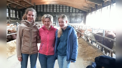 Nora und Heidi mit Frau Hartmann auf deren Hof in Ried. (Foto: BBV)